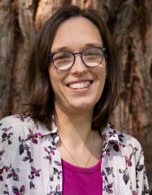Copywriterin Monika Schmitt Das Bild zeigt das Gesicht von Monika. Sie hat halblange dunkelblonde Haare und trägt eine Brille.